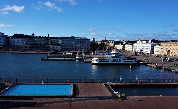 Vista sulle piscine fino alla piazza del mercato di Helsinki, Finlandia
 - Foto, immagini