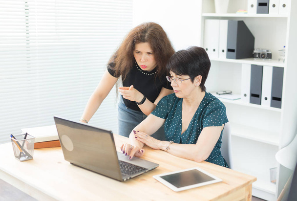 Люди, технологии и коммуникационная концепция - женщина среднего возраста и молодая женщина работают вместе
 - Фото, изображение