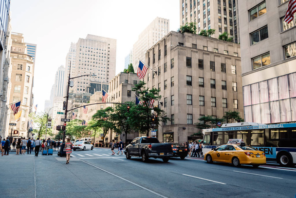 Vue panoramique de la Cinquième Avenue à New York avec des gens et des jaunes
 - Photo, image