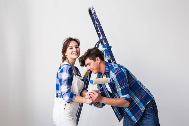 Teamwork, renovation and repair concept - Portrait of funny couple doing redecoration in apartment - Valokuva, kuva