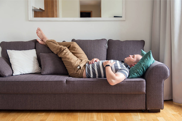 man sleeping on the couch - Фото, зображення