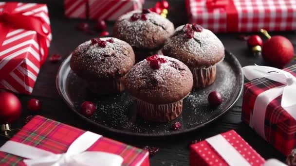 Chocolate de Navidad deliciosos panecillos servidos en plato de cerámica negra - Metraje, vídeo