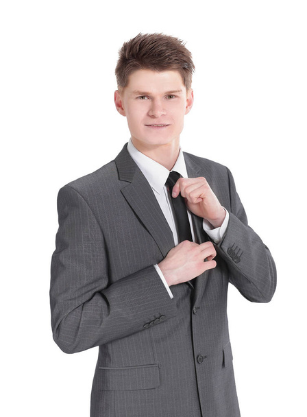 joven empresario ajustando su corbata. Aislado en un blanco - Foto, Imagen