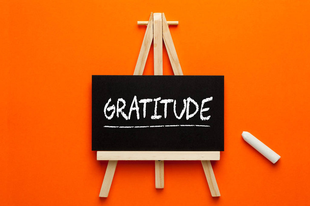 Gratidão escrita em quadro negro em tripé com giz. Prática de Gratidão
. - Foto, Imagem