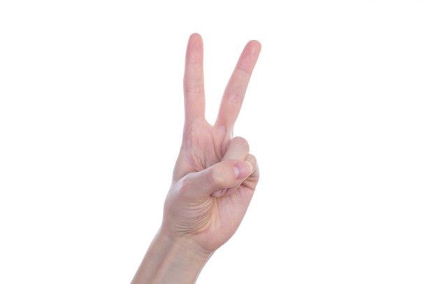 Γκρο πλαν φωτογραφία της γυναίκας χέρι αποδεικνύοντας σημάδι v κάμερα απομονωμένη φωτεινά σαφή λευκό φόντο copyspace - Φωτογραφία, εικόνα