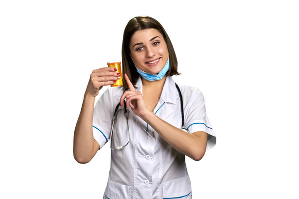 Усміхнена жінка-лікар з таблетками
. - Фото, зображення