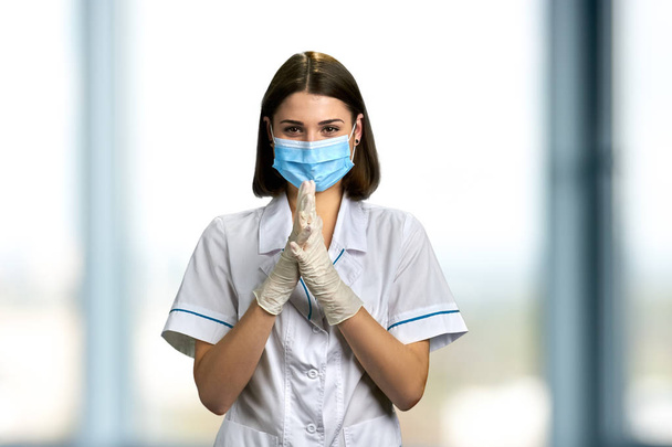 Femme médecin en masque et gants
. - Photo, image