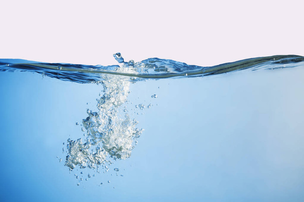 Water Splash. Abstracte helderblauwe water splash met bubbels - Foto, afbeelding