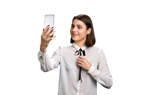 Lächelnde Frau mit Smartphone auf weißem Grund. - Foto, Bild
