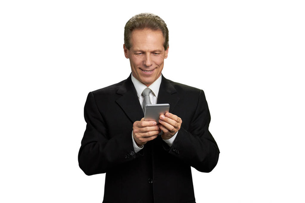 Retrato de hombre de negocios sonriente con teléfono inteligente. - Foto, Imagen