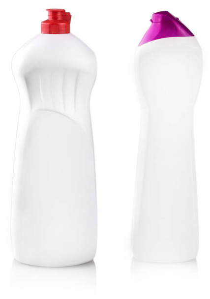 De wite plastic flessen van schoonmaakmiddelen en bloem. Geïsoleerd op witte achtergrond - Foto, afbeelding