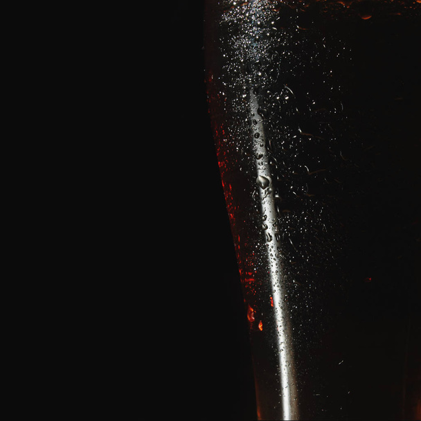 Glas donker bier (details, fragment) - Foto, afbeelding