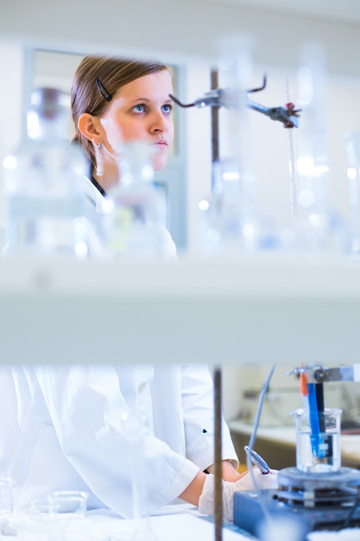 Portrait of a female researcher carrying out research in a chemi - Foto, immagini