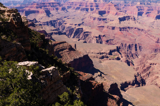 Der Grand Canyon Nationalpark in Arizona beherbergt einen Großteil des riesigen Grand Canyon, dessen geschichtete rote Felsbänder Millionen Jahre geologischer Geschichte offenbaren.. - Foto, Bild