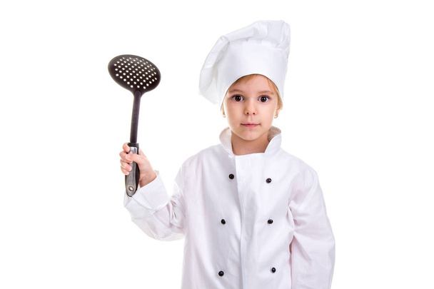 Lány szakács fehér egységes elszigetelt fehér background. Ollóscsőrű feltartotta. Nézi a kamerát. Táj kép - Fotó, kép