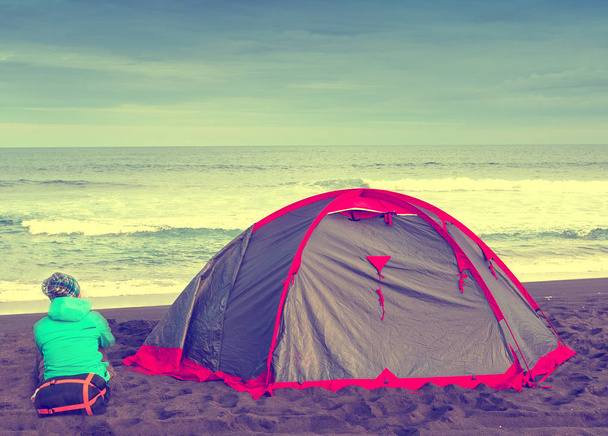 Turysta z namiotem w pobliżu oceanu. Koncepcja podróży. - Zdjęcie, obraz