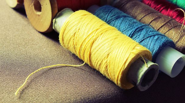 Multicolor sewing threads background bobbins spools vintage industrial sewing concept retro design reel - Φωτογραφία, εικόνα