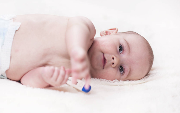 Küçük bir çocuk, ölçülen sıcaklık bir bebek. - Fotoğraf, Görsel