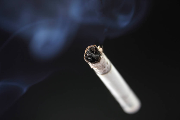 la cigarette comme symbole de la dépendance humaine aux dépendances
 - Photo, image