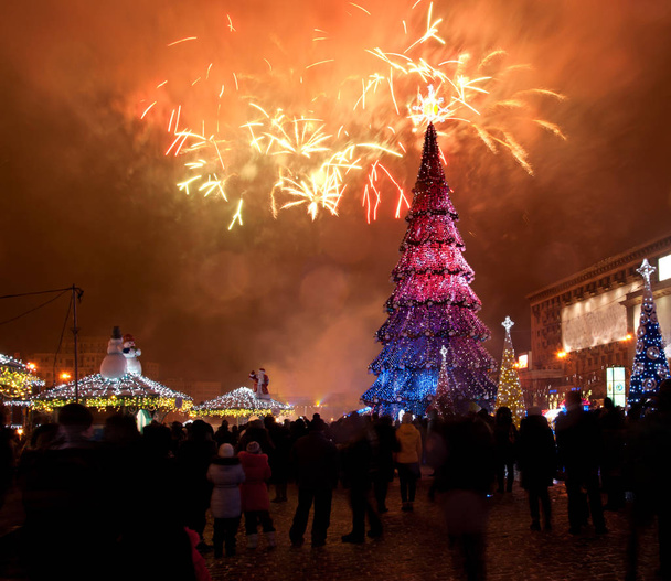 Arbre de Noël sur un fond de feu d'artifice sur la place centrale à Kharkov
 - Photo, image