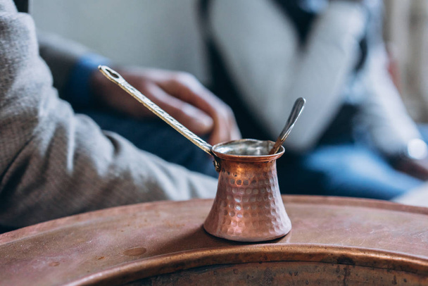 Turk prázdný káva stojí na okraji - Fotografie, Obrázek