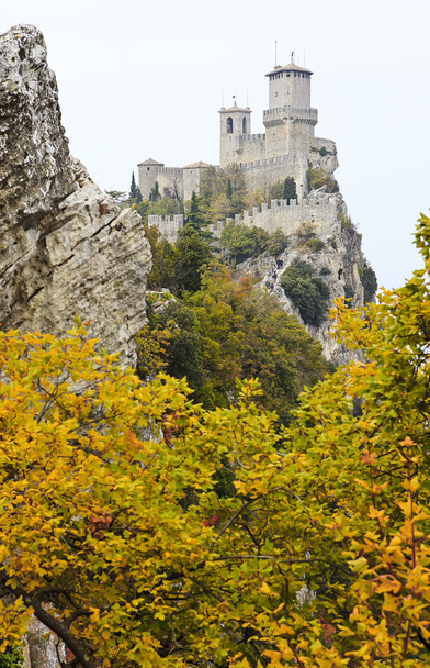 Rocca della Guaita, San Marinon vanhin linnoitus, syksyn maisema
 - Valokuva, kuva