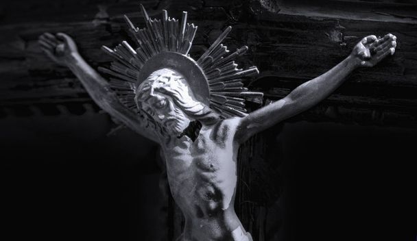 Jézus Krisztus keresztre feszítették (egy régi, fából készült szobor) (részletek) - Fotó, kép