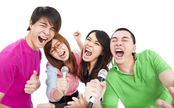 boldog fiatal csoport szórakozás énekelni a karaoke - Fotó, kép