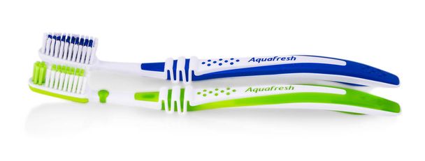 twee tandenborstels Aquafresh op witte achtergrond - Foto, afbeelding