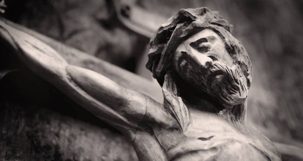 Staré dřevěné socha ukřižování Ježíše Krista jako symbol vzkříšení a nesmrtelnost lidské duše  - Fotografie, Obrázek