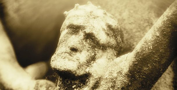 Antik heykel (acı, Tanrım, Hristiyanlık, din, inanç kavramı İsa Mesih'in çarmıha retro tarz) - Fotoğraf, Görsel