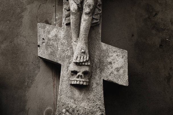 Fragmento de estatua La crucifixión de Jesucristo (antigua escultura de piedra
) - Foto, Imagen