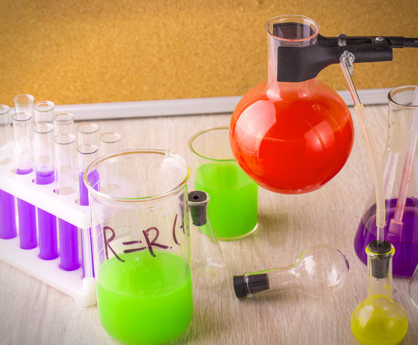 Wetenschappers zijn het stoppen van de stof in een reageerbuis in een laboratorium-chemie - Foto, afbeelding