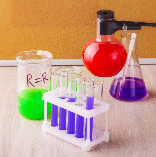 Bilim adamları bir laboratuvar Kimya test tüpü içinde madde durdurma. - Fotoğraf, Görsel