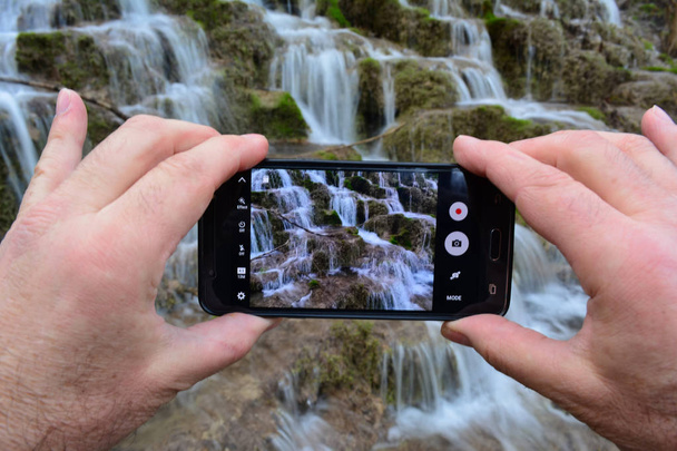 Natur-Fotosession, Fotoshooting per Handy, Wasserfall-Kaskade, Bigar Creek, Kalna, Serbien - Foto, Bild