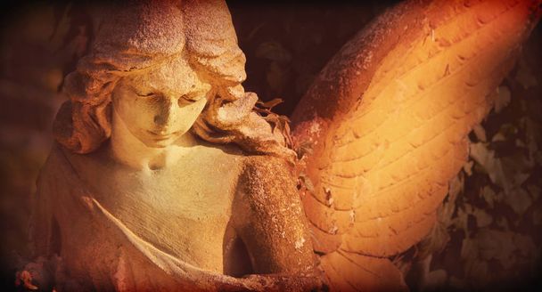 ángel en la luz del sol (estatua antigua) (imagen de estilo vintage
) - Foto, imagen