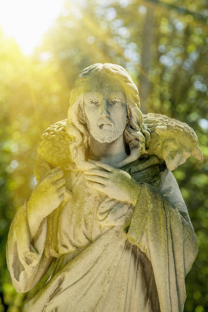 Muinainen patsas Jeesuksen Kristuksen Hyvä paimen (taiteen koostumus, yksityiskohdat
) - Valokuva, kuva