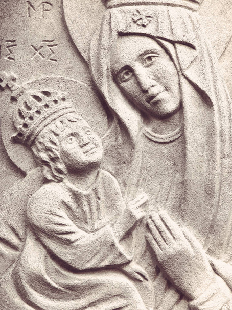  estatua de la Virgen María con el niño Jesucristo en sus brazos
  - Foto, Imagen