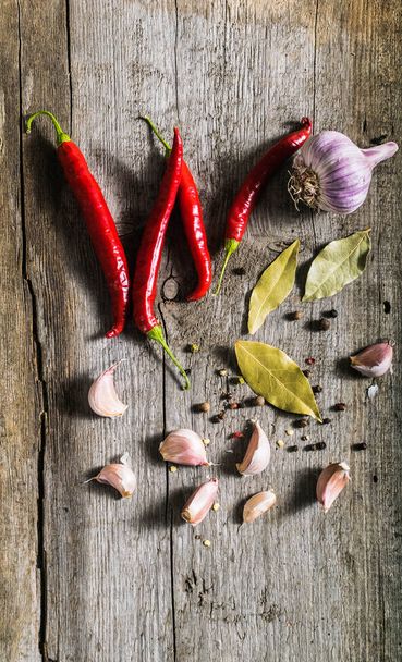Babérlevéllel, fokhagymával és chili paprika, a fa tábla - Fotó, kép