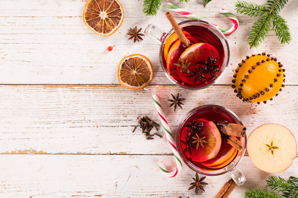 Christmas hot mulled wine with spices on wooden background. - Foto, Imagen
