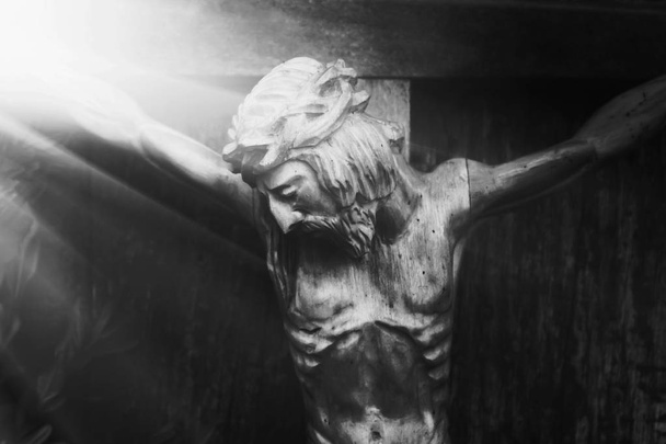 Jesus Christus gekreuzigt (eine antike Holzskulptur) (Details) - Foto, Bild