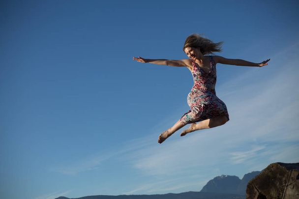 ninja alegre como mulher pulando céu
 - Foto, Imagem