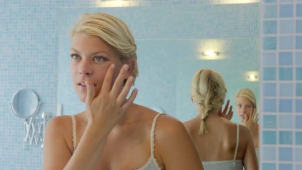 Jovem mulher colocando sua maquiagem no banheiro
 - Filmagem, Vídeo