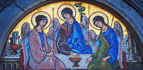 mosaico de la Santísima Trinidad (tres ángeles que simbolizan el misterio de Dios
) - Foto, Imagen