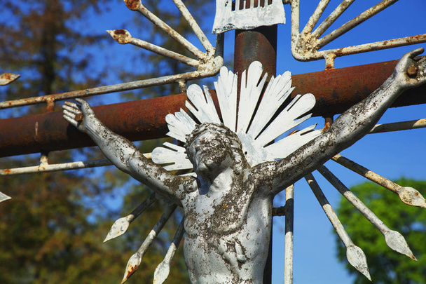 η σταύρωση του Ιησού Χριστού ως ένα σύμβολο της αγάπης του Θεού (παλιό μεταλλικό άγαλμα) - Φωτογραφία, εικόνα