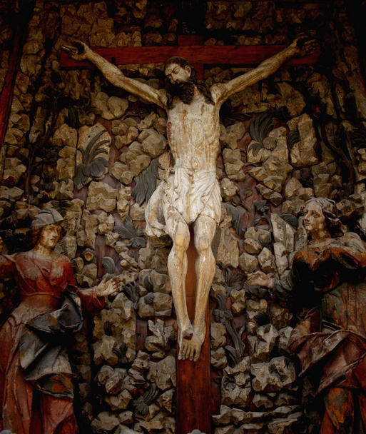 crucifixión de Jesucristo como símbolo de resurrección e inmortalidad del alma humana (antigua estatua de madera
) - Foto, Imagen