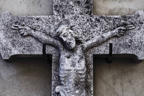 a keresztre feszítés, Jézus Krisztus, mint egy szimbólum az Isten szeretete (ősi szobor) - Fotó, kép