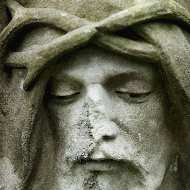 fragment van antieke standbeeld van Jezus Christus als een symbool van liefde, geloof en religie. - Foto, afbeelding