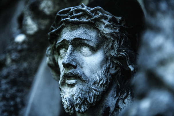 Mramorové starožitný krásná socha z utrpení Ježíše Krista korunu z trní (náboženství, víry, smrti, vzkříšení, věčnost koncept) - Fotografie, Obrázek