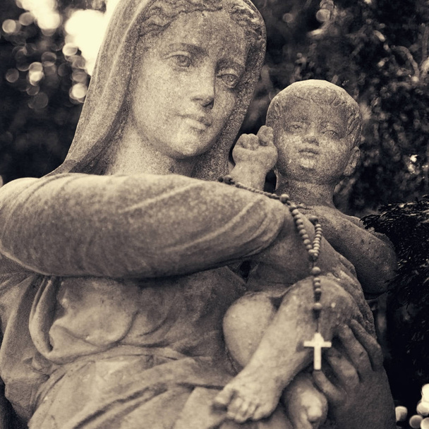 Fragmento de la antigua estatua de la Virgen María con el niño Jesucristo (Religión, fe, vida eterna, Dios, el concepto del alma
) - Foto, imagen